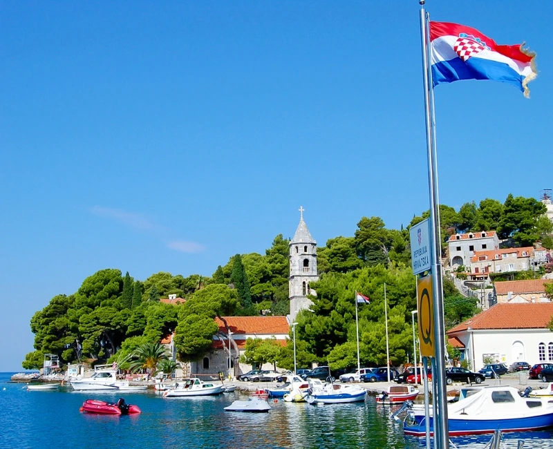 Explore Kunstgalerija Batana and Local Art