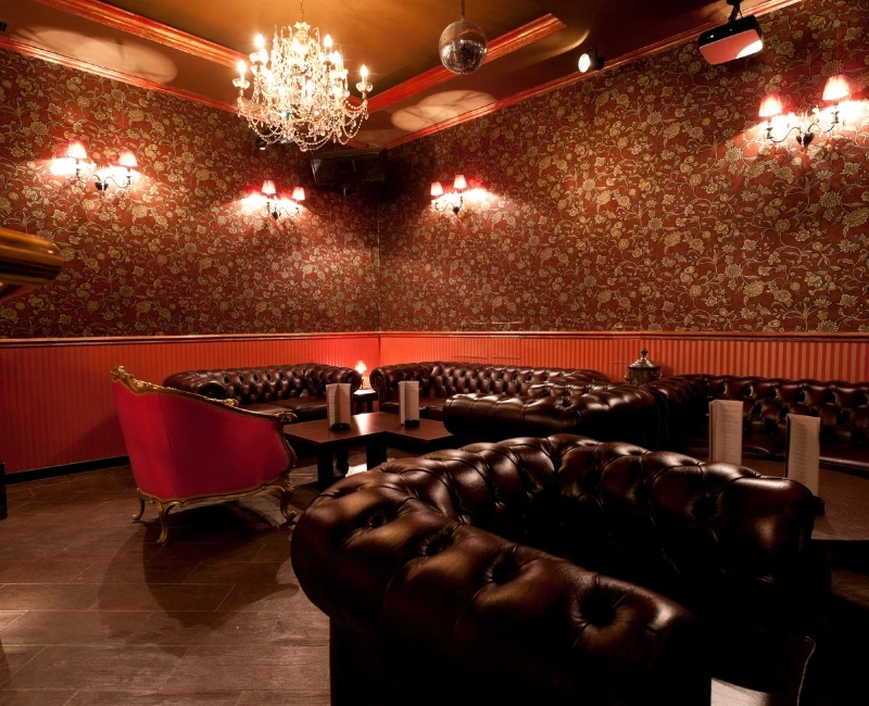 Nightlife Hotspots & Evening Culture