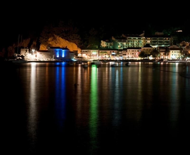 Bars, Cafés, and Nightlife