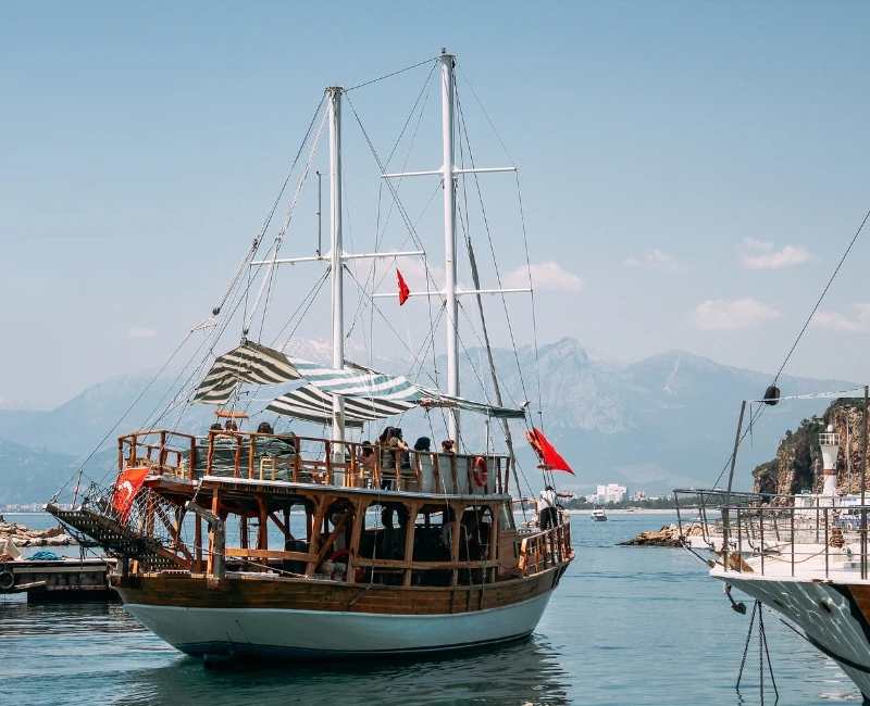 Boat Cruises & Marine Exploration